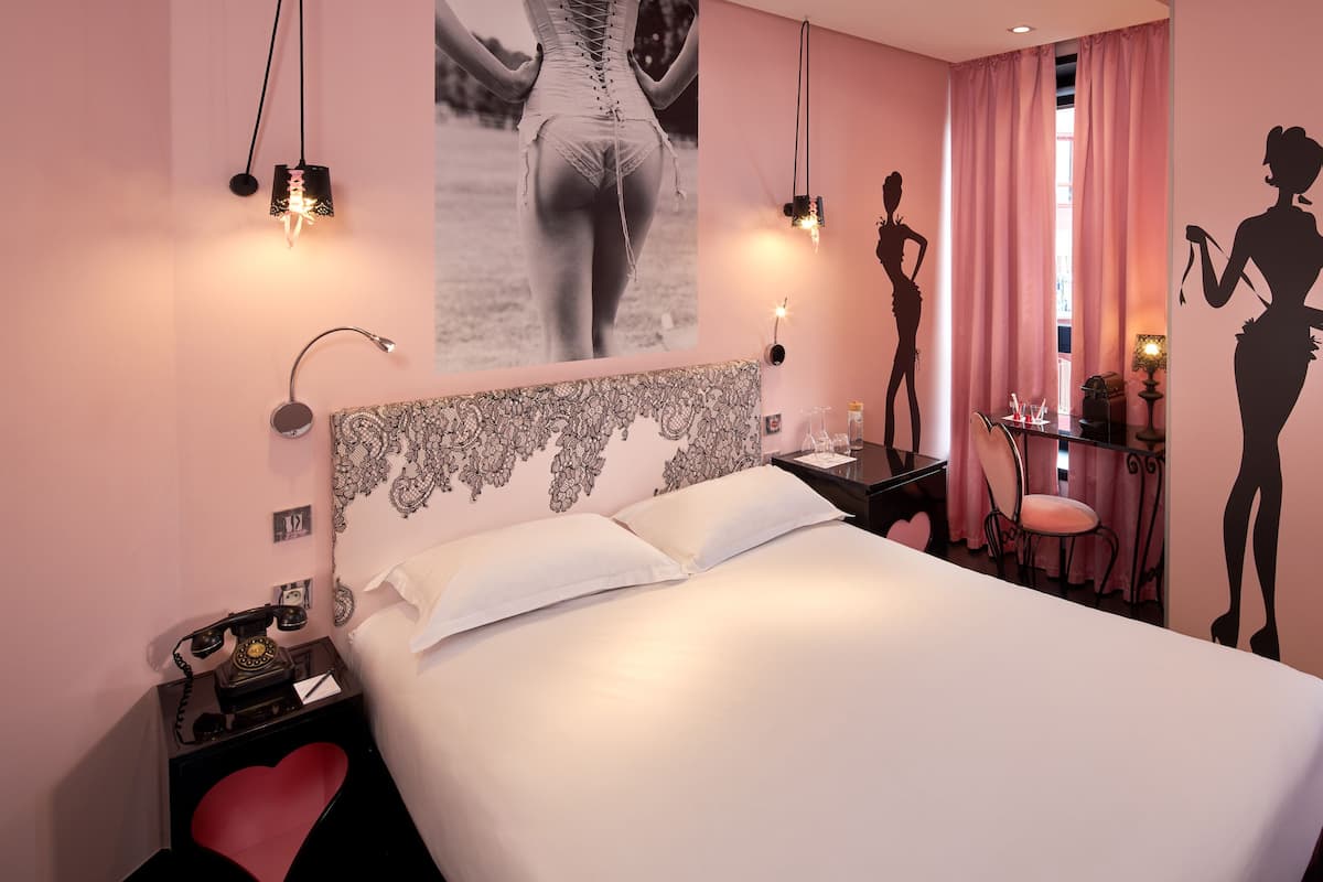 Quarto luxo | Frigobar, cofres nos quartos, escrivaninha, quartos à prova de som
