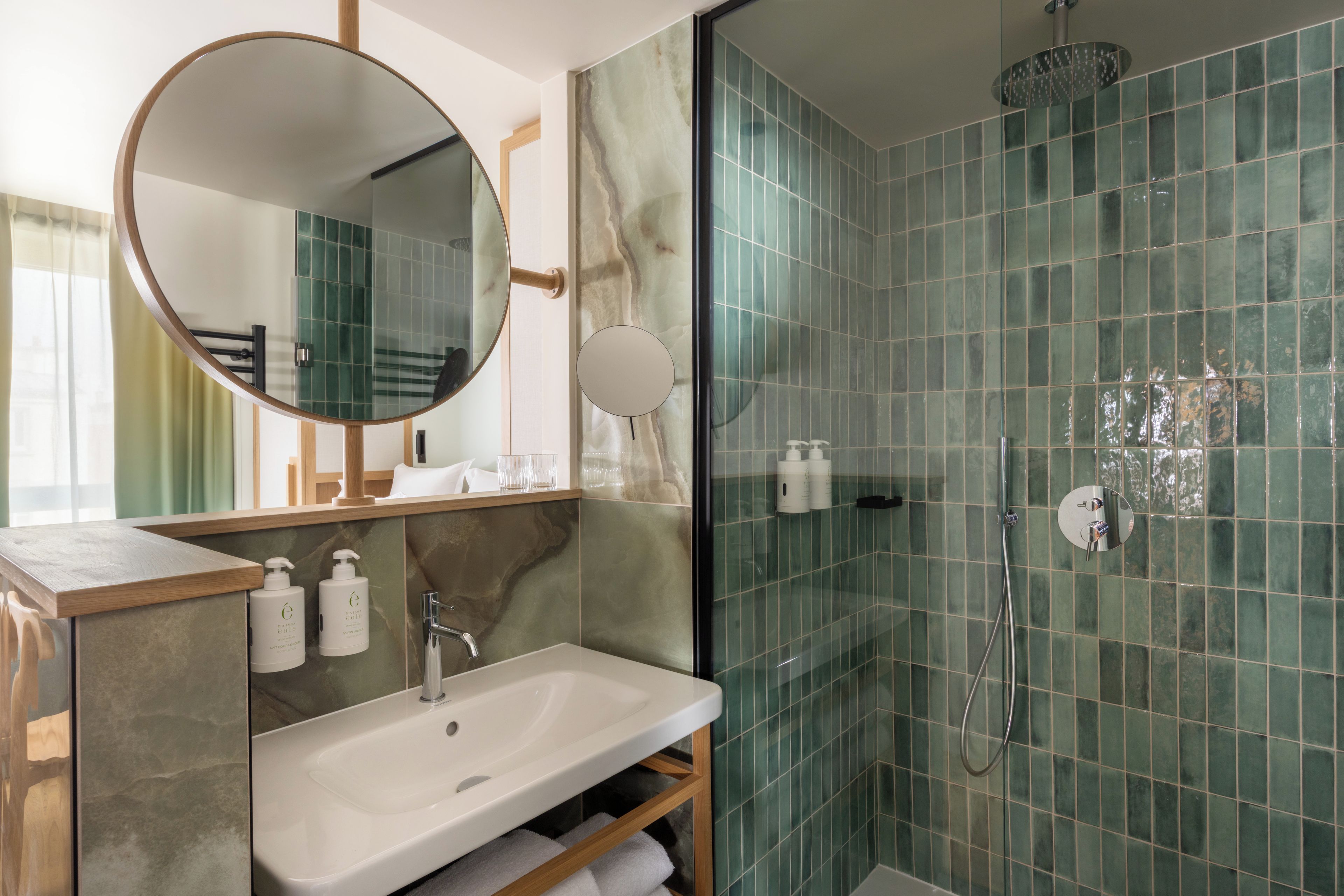 Ein Badezimmer mit Waschbecken, Spiegel und Duschbereich.