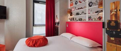 Classic Double or Twin Room | Minibar, in-room safe, desk, soundproofing