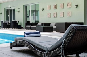 Una piscina al aire libre, sombrillas