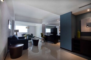 Studio, 1 kingsize-seng, kjøleskap (Wet bar) | Oppholdsområde | En 32-tommers LCD-TV med Parabol-TV samt TV og iPod-dokkingstasjon