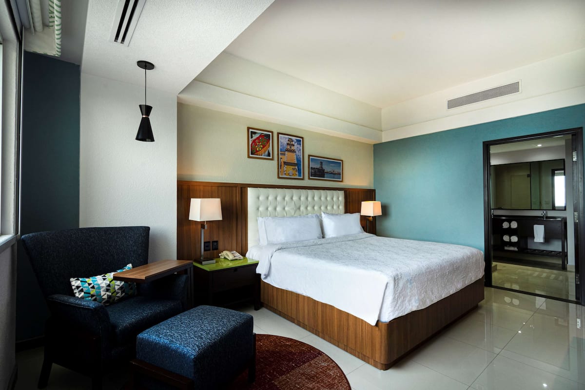 Studio, 1 King Bed, Refrigerator (Wet bar) | Hypo-allergenic bedding, down comforters, in-room safe, desk