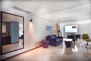 Studio, 1 kingsize-seng, kjøleskap (Wet bar) | Oppholdsområde | En 32-tommers LCD-TV med Parabol-TV samt TV og iPod-dokkingstasjon