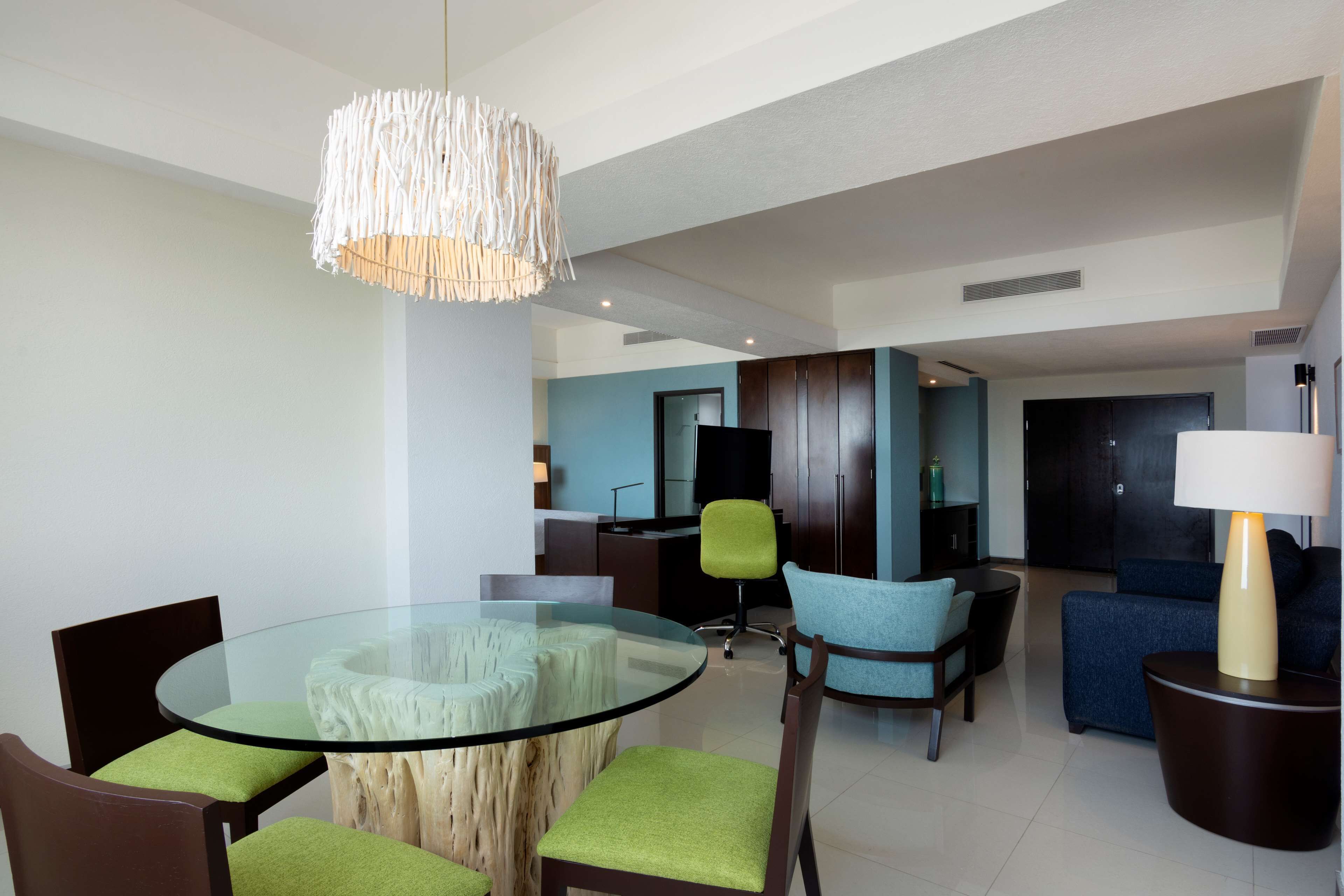 studio, 1 king bed, refrigerator (wet bar) | living area | 32-inch lcd tv with satellite channels, tv, ipod dock