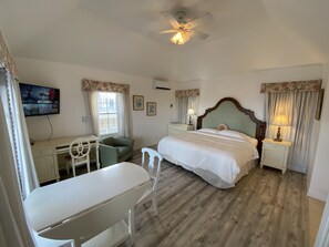 Executive Deluxe Suite, Private Balcony or Patio | Premium bedding, in-room safe, desk, soundproofing - Edgehill Manor Guest House (Pembroke Parish)