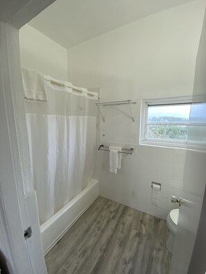Suite superior (Executive Quad Deluxe Suite) | Baño | Regadera tipo lluvia, secadora de cabello, toallas 