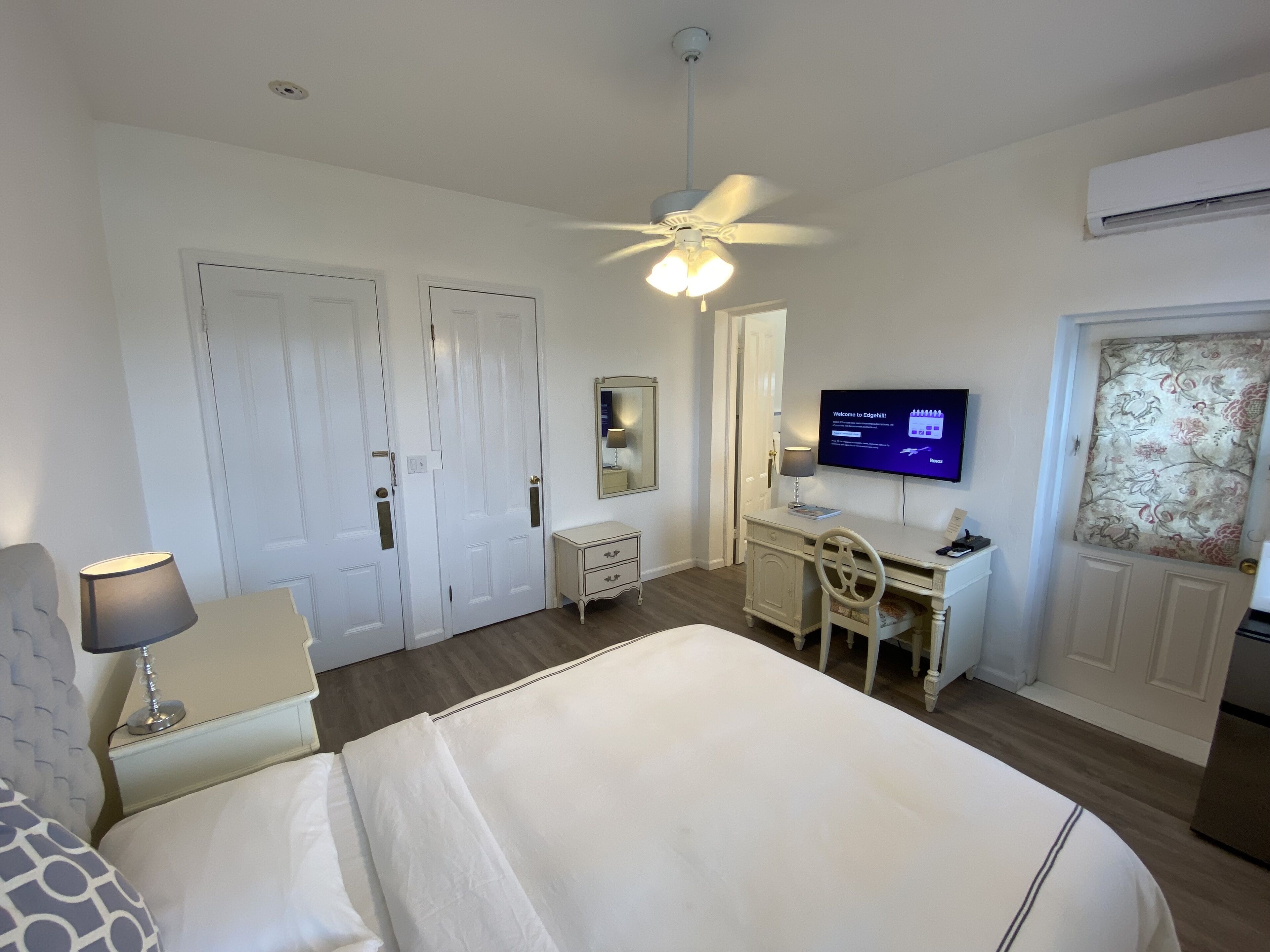 华丽客房 (Deluxe Suite) | 高档床上用品、客房内保险箱、办公桌、隔音