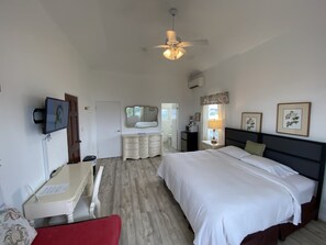 Executive Quad Deluxe Suite | Premium bedding, in-room safe, desk, soundproofing - Edgehill Manor Guest House (Pembroke Parish)