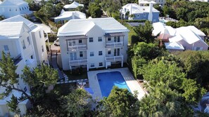 Outdoor pool, sun loungers - Edgehill Manor Guest House (Pembroke Parish)