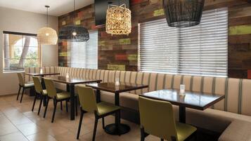 Sarapan dibawa pulang setiap hari dengan biaya tambahan