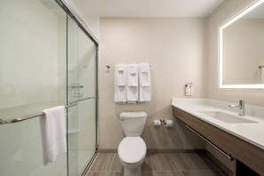 Tina con regadera, amenidades de baño gratuitas, secadora de cabello