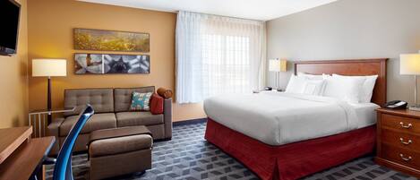 Escritorio, cortinas blackout y tabla de planchar con plancha