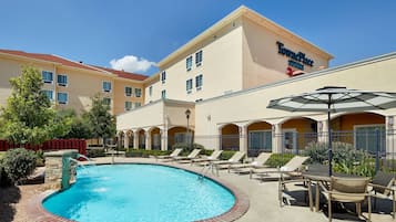 Outdoor pool, pool loungers