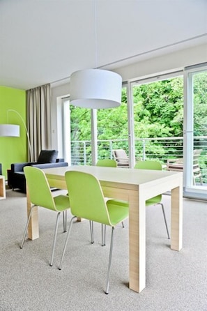 Comfort Suite, 1 Queen Bed, Kitchenette (Living Room) | In-room dining