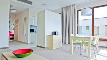 Pengeskab på værelset, strygejern/strygebræt, gratis baby-/barnesenge