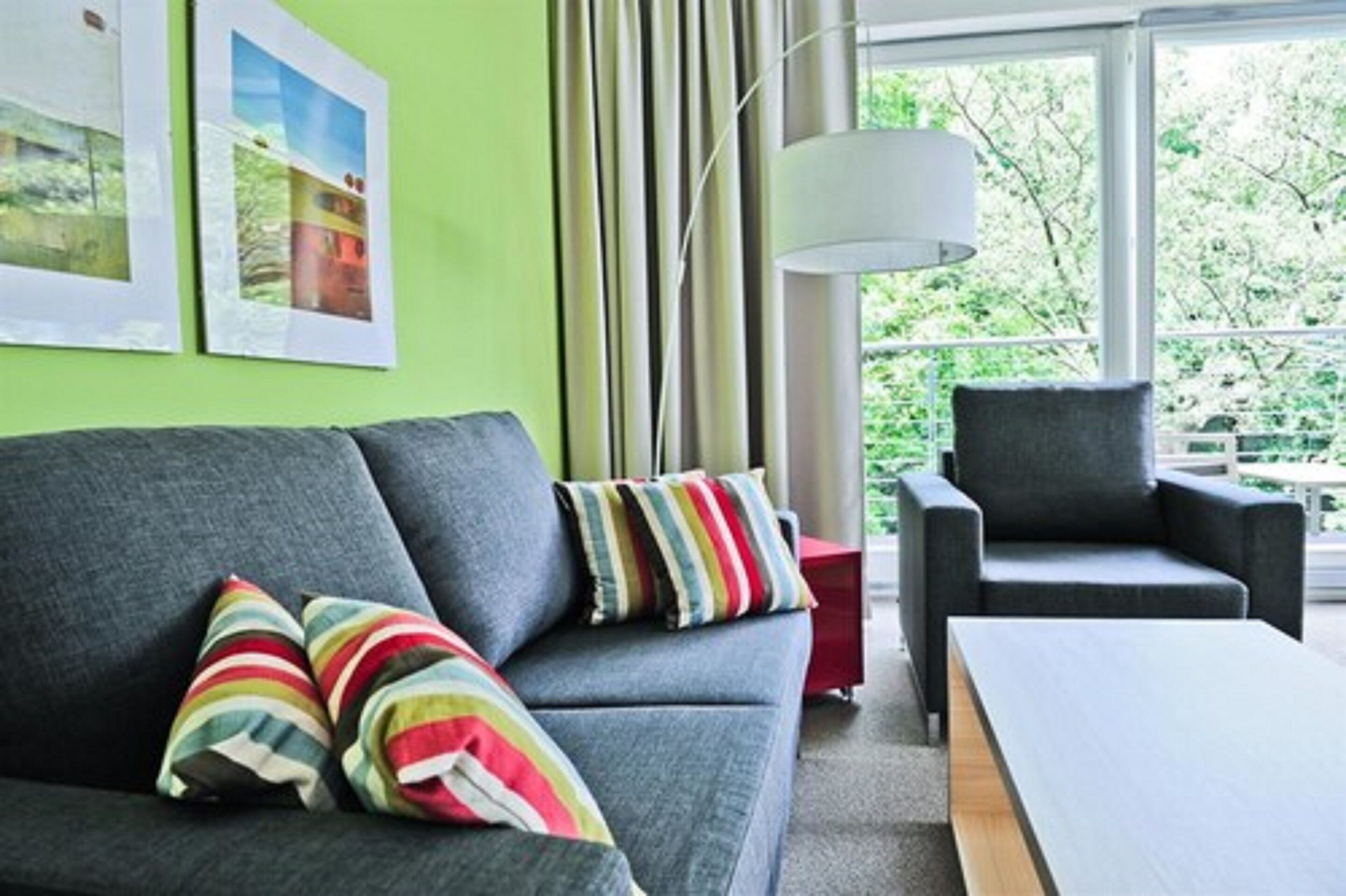 Apartment, 2 Einzelbetten, Balkon (Kitchenette) | Wohnzimmer | 42-Zoll-LCD-Fernseher mit Satellitenempfang, Fernseher, Tischfußball