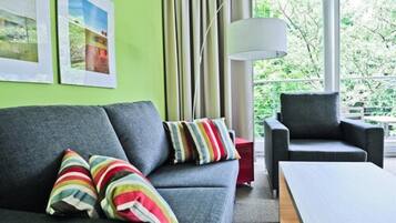 Lejlighed - 2 enkeltsenge - balkon (Kitchenette) | Stue | 42-tommers LCD-tv med satellitkanaler, tv, bordfodbold