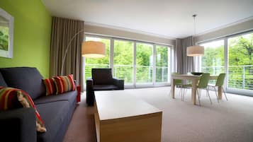 Pengeskab på værelset, strygejern/strygebræt, gratis baby-/barnesenge