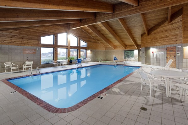 Indoor pool, sun loungers