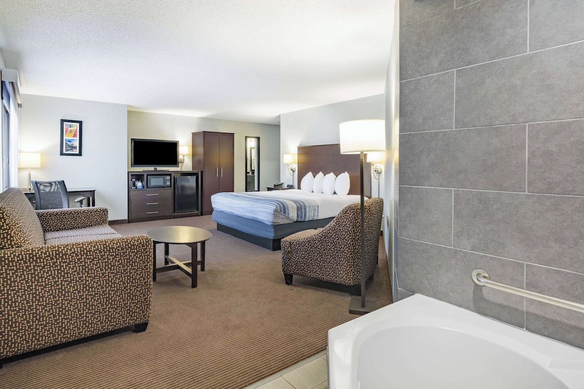 deluxe studio suite, 1 king bed, non smoking | premium bedding, desk, blackout curtains, soundproofing