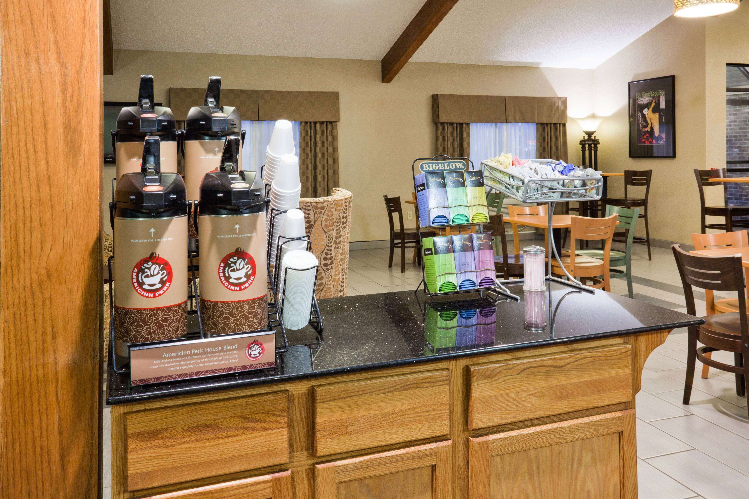 Un espace dédié au café, équipé de différents distributeurs de café et d’une machine à café Bigelow.