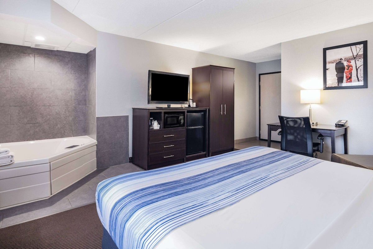 Suite estudio, 1 cama King size, para no fumadores | Ropa de cama de alta calidad, escritorio y cortinas blackout