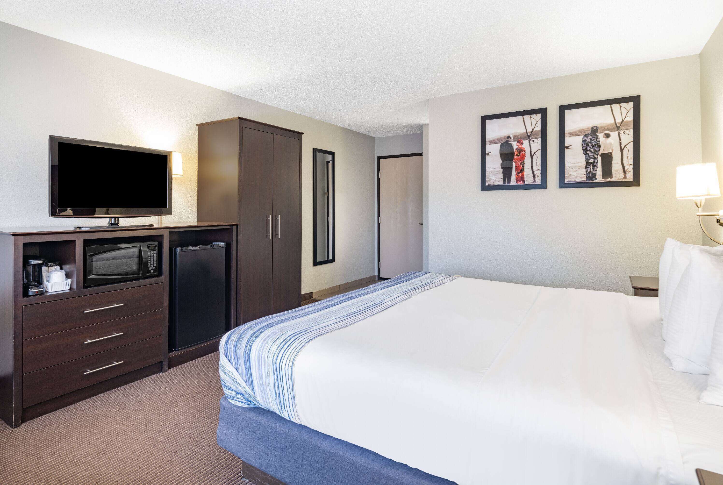 room, 1 queen bed, non smoking | premium bedding, desk, blackout curtains, soundproofing