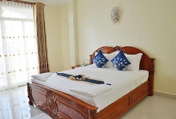 غرفة ديلوكس - سرير ملكي (Super Deluxe) | أغطية فراش متميزة وألحفة محشوة بالريش ومكتب وستائر تعتيم