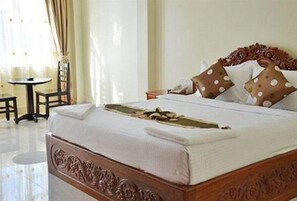 Deluxe-huone, 1 suuri parisänky | Ylelliset vuodevaatteet, untuvapeitot, työpöytä, pimennysverhot