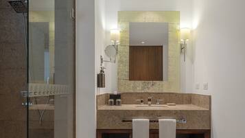 Quarto duplo | Banheiro | Chuveiro, secador de cabelo, chinelos, toalhas de banho