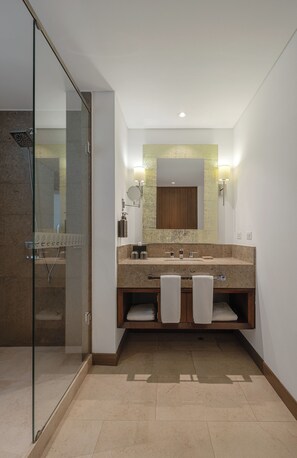Twin Room | Bathroom | Shower, hair dryer, slippers, towels - Hotel Chico Parque 93 By OxoHotel (Bogotá)