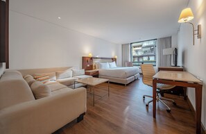 奢華客房 | 高級寢具、客房內保險箱、書桌、筆電工作空間