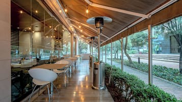 供應早餐、午餐、晚餐;多國菜