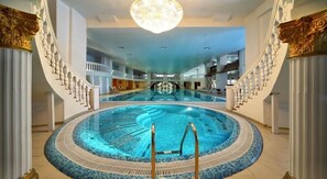 Bañera de hidromasaje cubierta