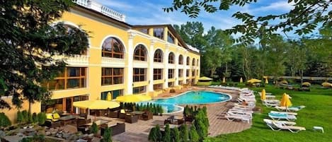 10 つの屋内プール、屋外プール、サンラウンジャー