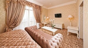 Suite junior | Minibar, caja fuerte, tabla de planchar con plancha y cunas gratuitas