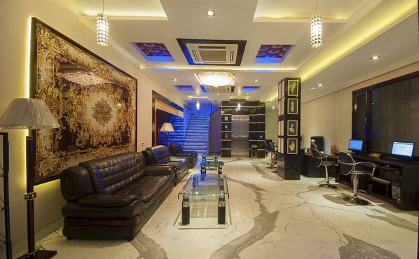 Lobby sitting area - Dewdrop Intercity Hotel (New Delhi)