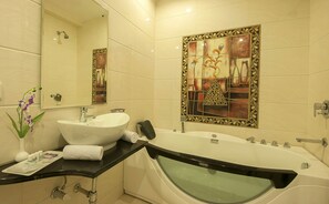Maharani Suite | Deep soaking bathtub
