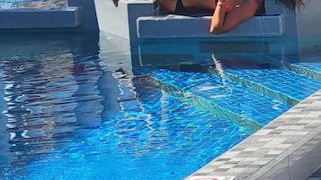 Utomhuspool med öppettider 08.00 till 20.00, och solstolar