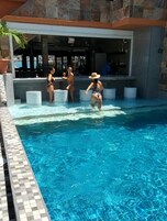 Una piscina al aire libre (de 08:00 a 20:00), tumbonas