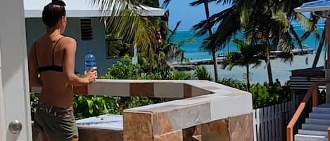 King Pool View | Caja fuerte, cortinas opacas, tabla de planchar con plancha