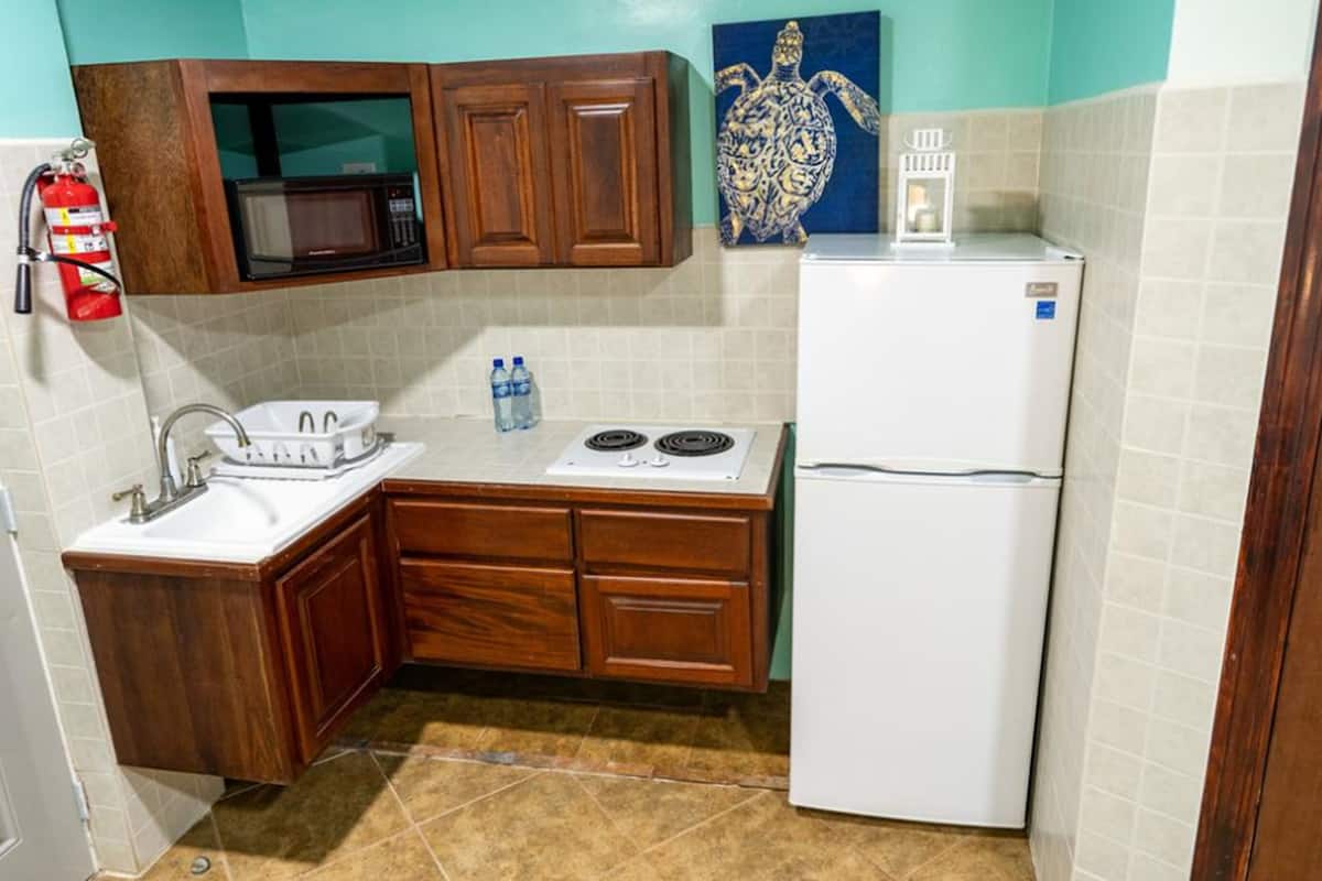 coffee/tea maker, cookware/dishes/utensils