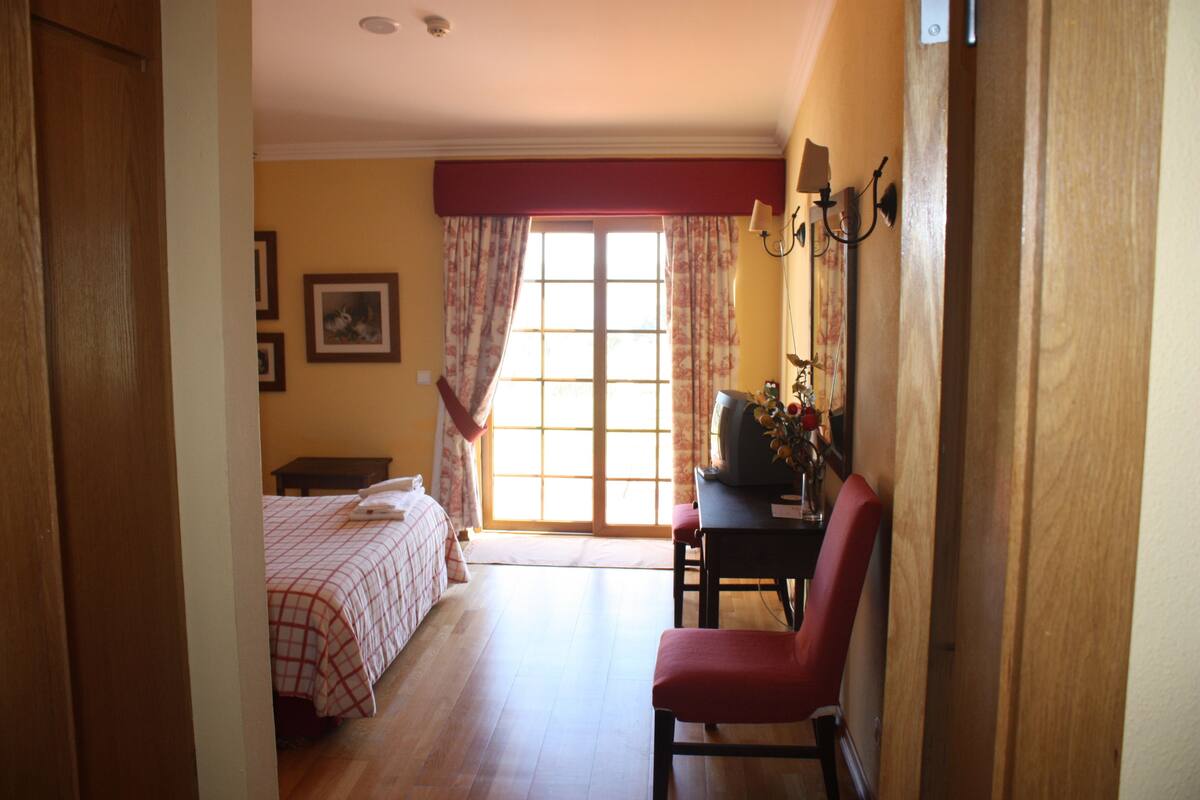 Basic-Doppel- oder -Zweibettzimmer