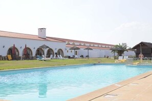 5 albercas al aire libre y sombrillas en la alberca