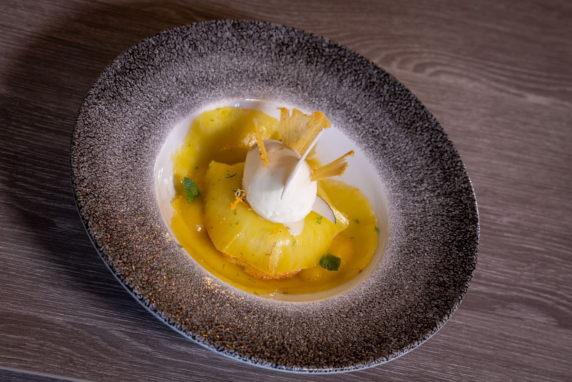 Ein Dessert auf einer strukturierten Platte.