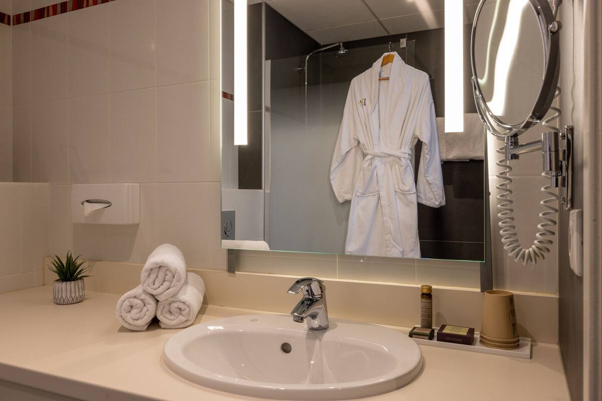 shower, free toiletries, hair dryer, towels