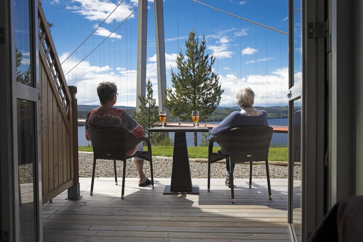 Kahden hengen huone, terassi, jokinäköala | Työpöytä, kannettavalle tietokoneelle sopiva työtila, pimennysverhot
