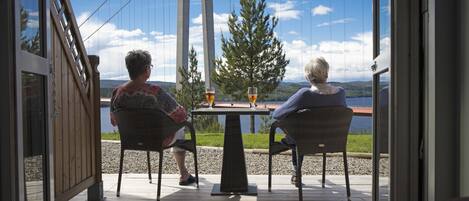 Escritorio, espacio para trabajar con laptop y cortinas blackout