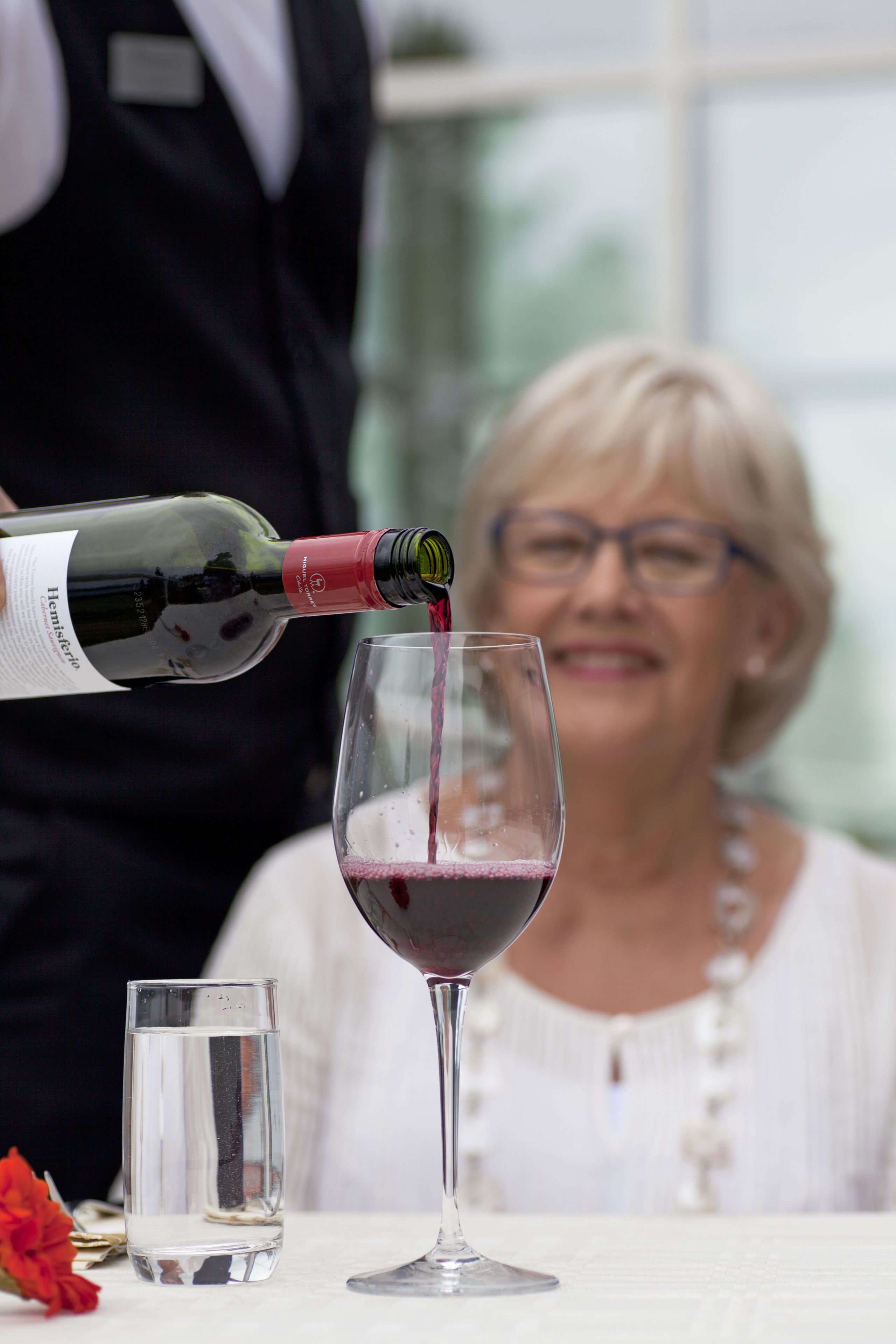 On verse du vin d’une bouteille dans un verre.