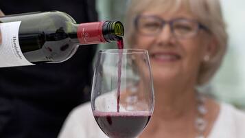 On verse du vin d’une bouteille dans un verre.
